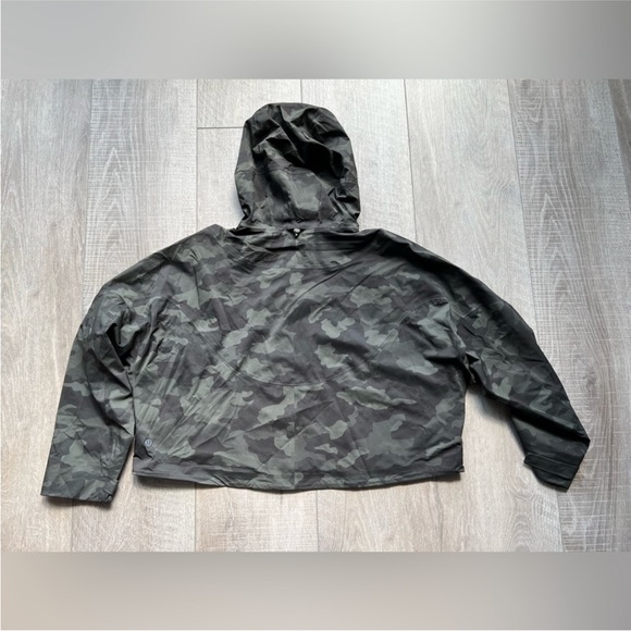 Lululemon Rain Chaser Jacket in Heritage 365 Camo Dark Olive Multi Size 8 - Picture 5 of 7